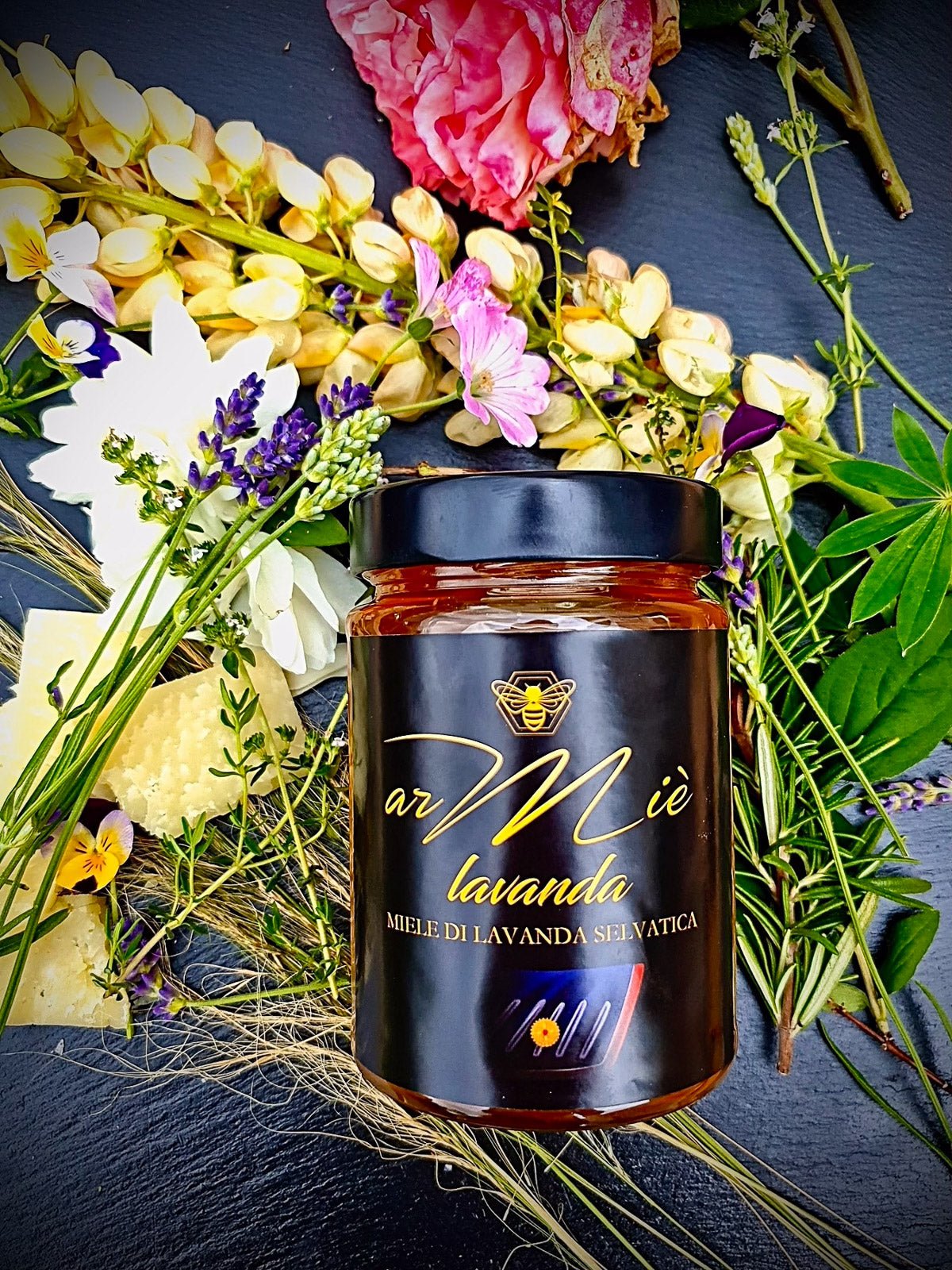 Glas Wildlavendelhonig mit schwarzem Deckel und dekorativem Hintergrund