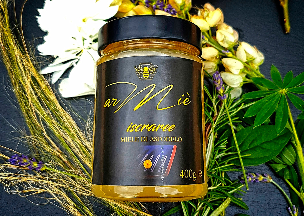 Glas mit sardischem Affodill-Honig, schwarzem Deckel und dekorativem Hintergrund