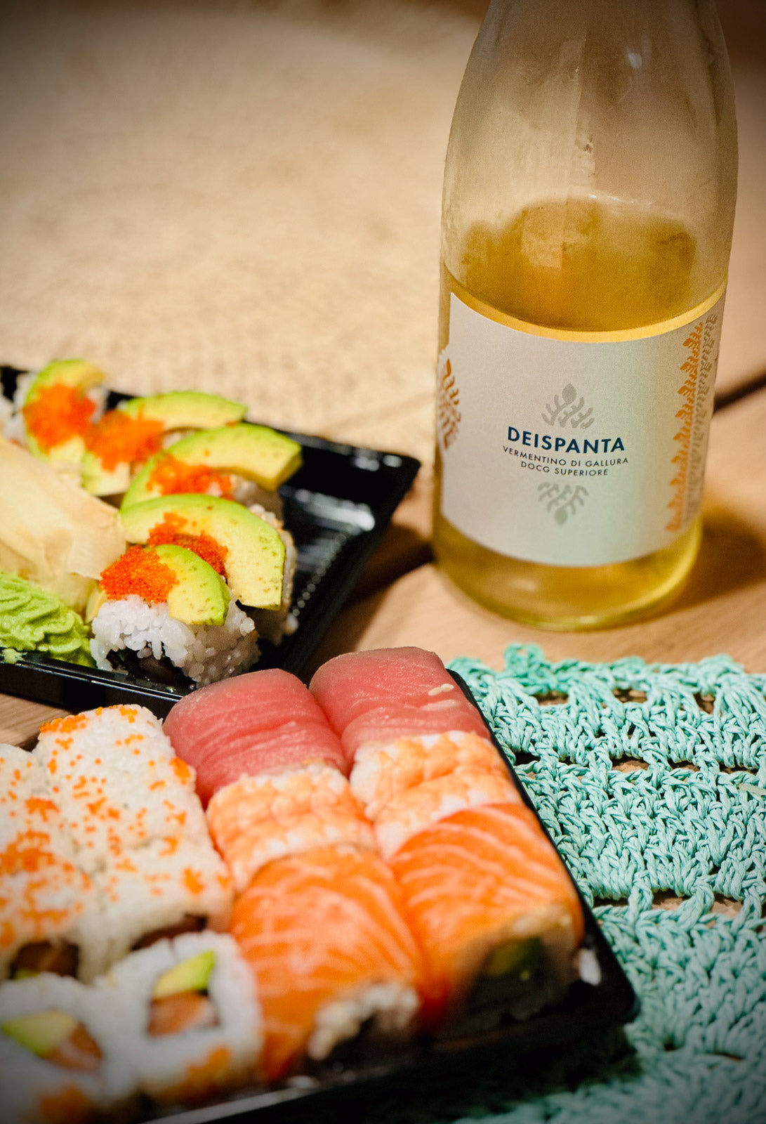 Sushi und eine Flasche Deispanta Vermentino aus Sardinien