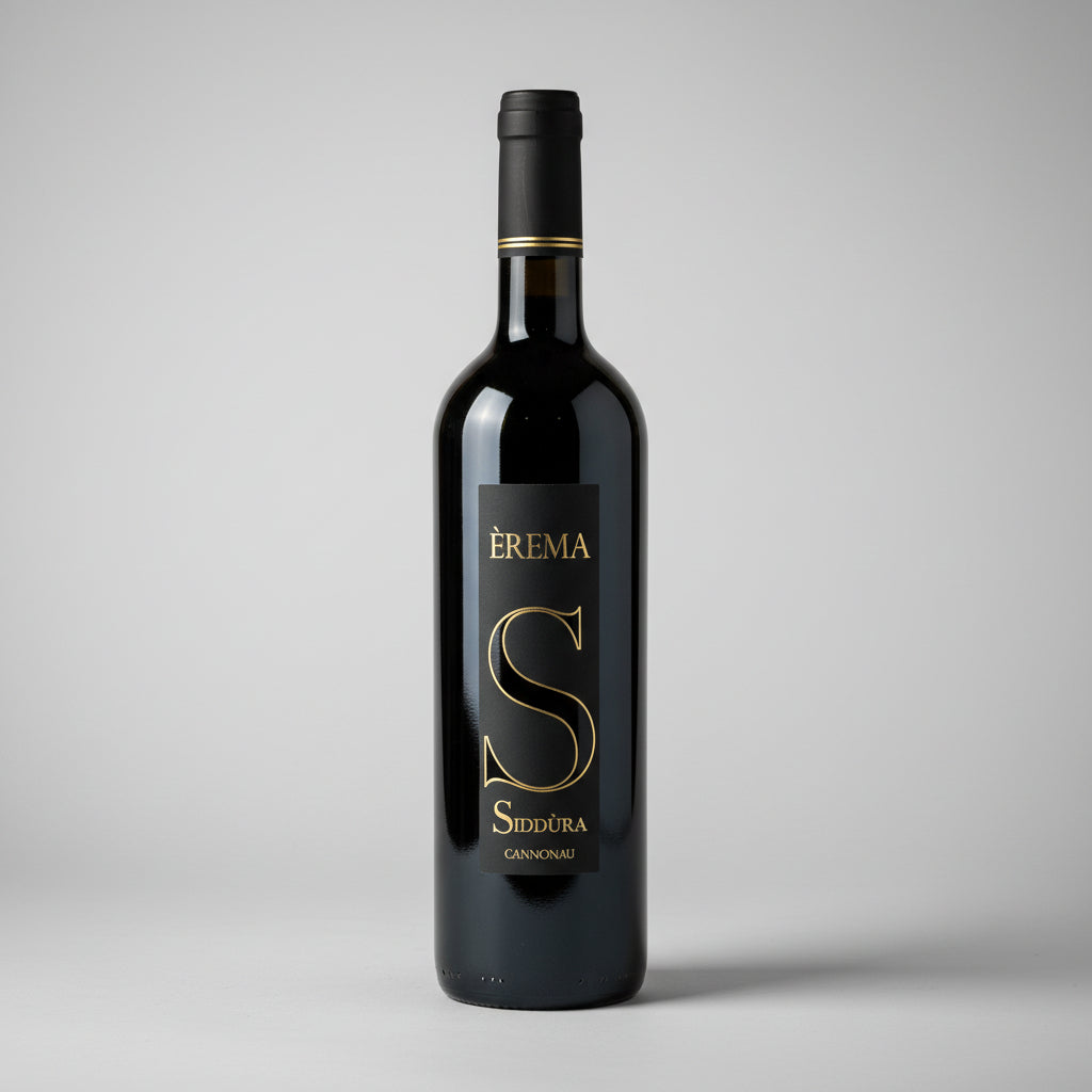 Eine Flasche Erema der Marke Siddura vor einem neutralen grauen Studiohintergrund.