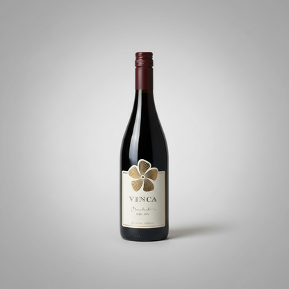Eine  Flasche Pinot Noir Vinca Benedict der Marke Carastelec vor einem neutralen grauen Studiohintergrund.
