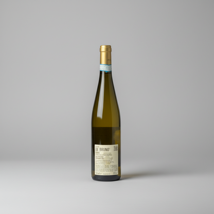 Eine  Flasche Colli Scaligeri der Marke Sandro de Bruno vor einem neutralen grauen Studiohintergrund. Rückseite
