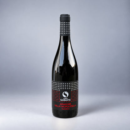 Eine Flasche Amarone der Marke corte Saibante vor einem neutralen grauen Studiohintergrund.