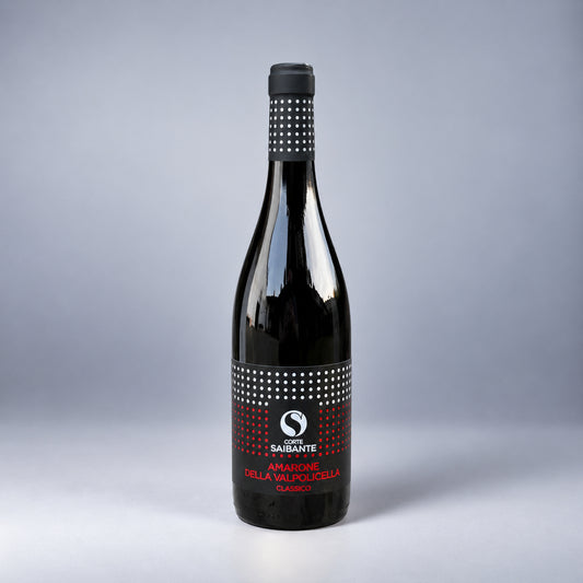 Eine Flasche Amarone der Marke corte Saibante vor einem neutralen grauen Studiohintergrund.
