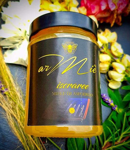 Jar of honey with a black lid and decorative background