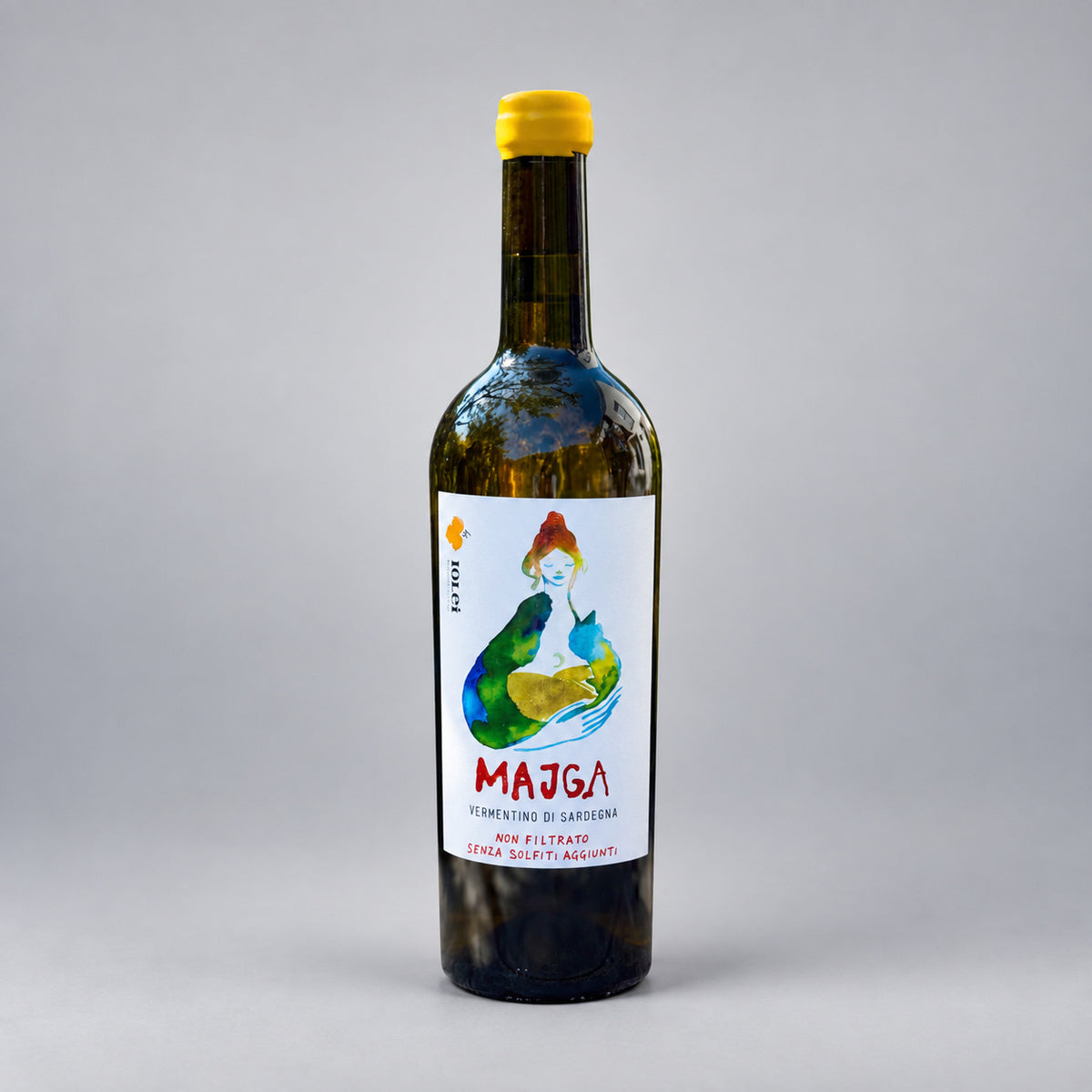 Eine  Flasche Majga der Marke Iolei vor einem neutralen grauen Studiohintergrund.
