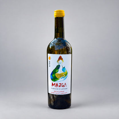 Eine  Flasche Majga der Marke Iolei vor einem neutralen grauen Studiohintergrund.
