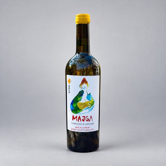 Eine  Flasche Majga der Marke Iolei vor einem neutralen grauen Studiohintergrund.
