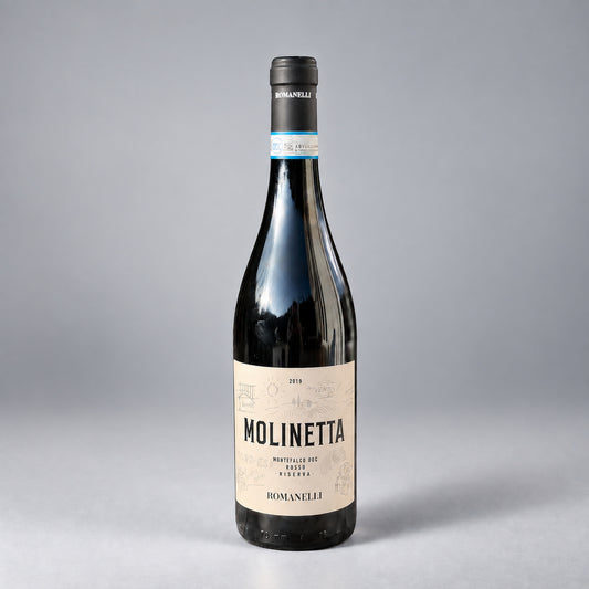 Eine  Flasche Molinetta der Marke Romanelli vor einem neutralen grauen Studiohintergrund.

