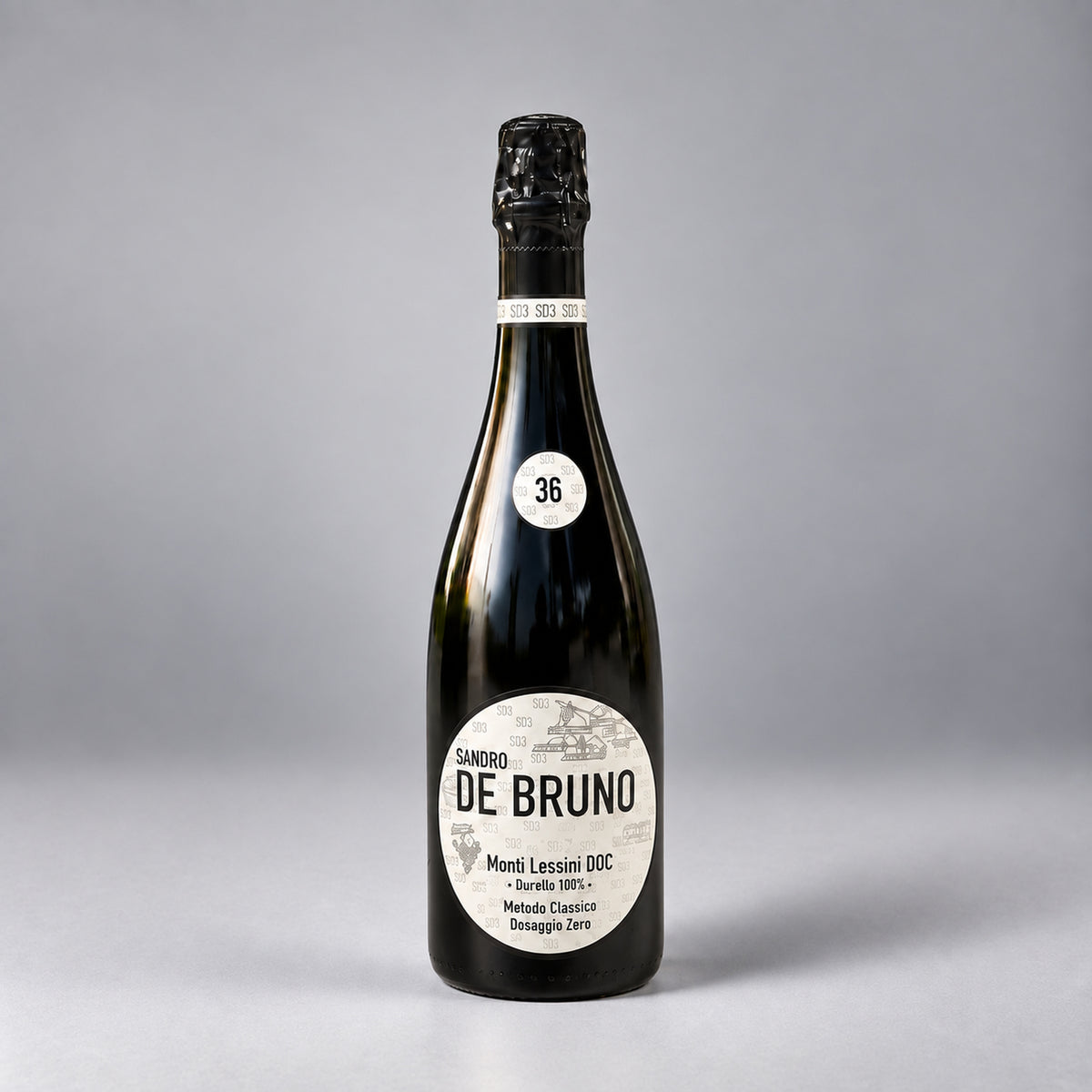 Eine  Flasche Monti Lessini DOC 36 Monate der Marke Sandro de Bruno vor einem neutralen grauen Studiohintergrund.

