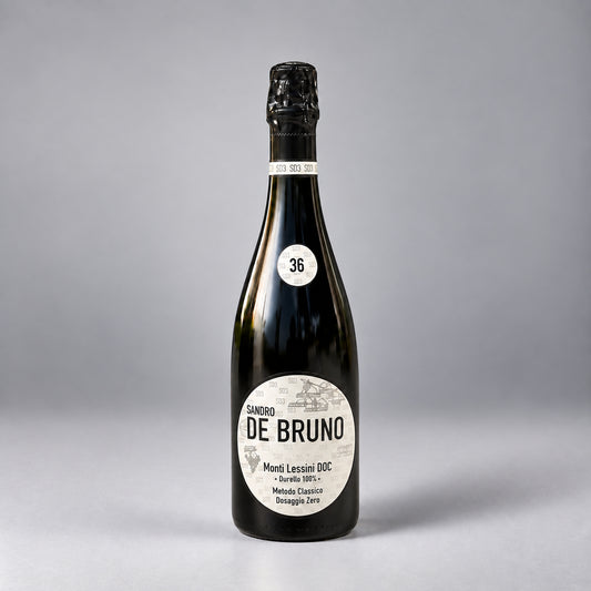 Eine  Flasche Monti Lessini DOC 36 Monate der Marke Sandro de Bruno vor einem neutralen grauen Studiohintergrund.

