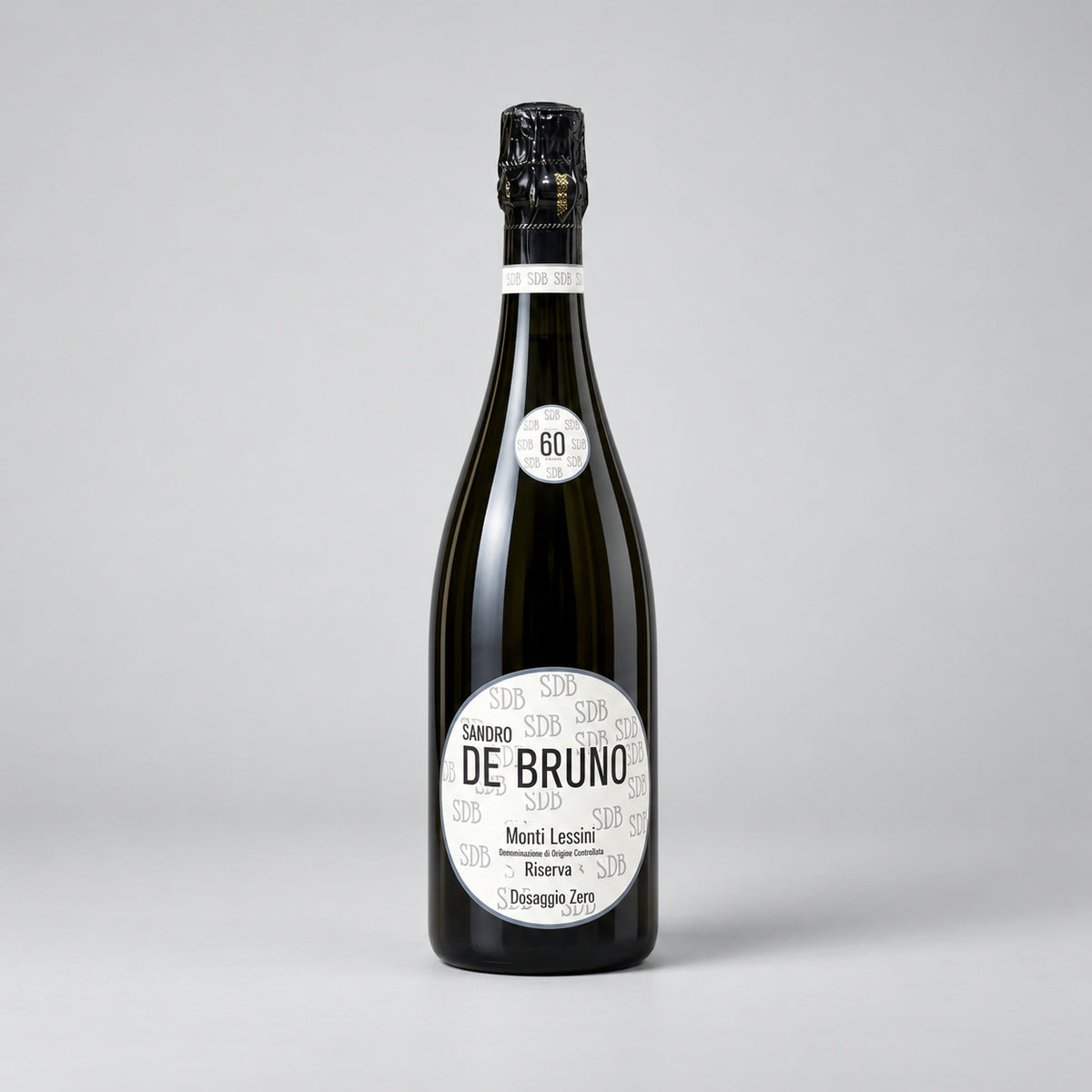 Eine Flasche Monti Lessini 60 Monate der Marke Sandro de Bruno vor einem neutralen grauen Studiohintergrund.