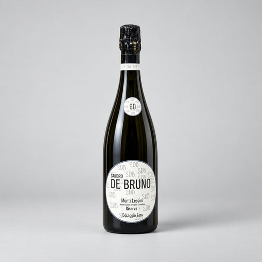 Eine Flasche Monti Lessini 60 Monate der Marke Sandro de Bruno vor einem neutralen grauen Studiohintergrund.