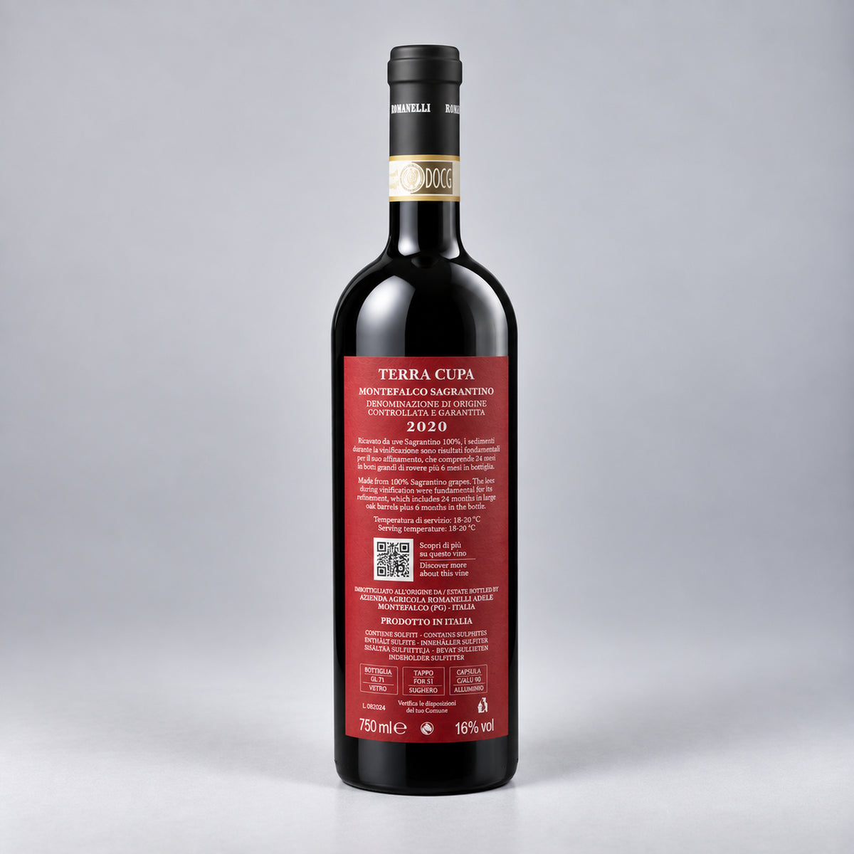 Eine  Flasche Terra Cupa der Marke Romanelli vor einem neutralen grauen Studiohintergrund. Rückseite
