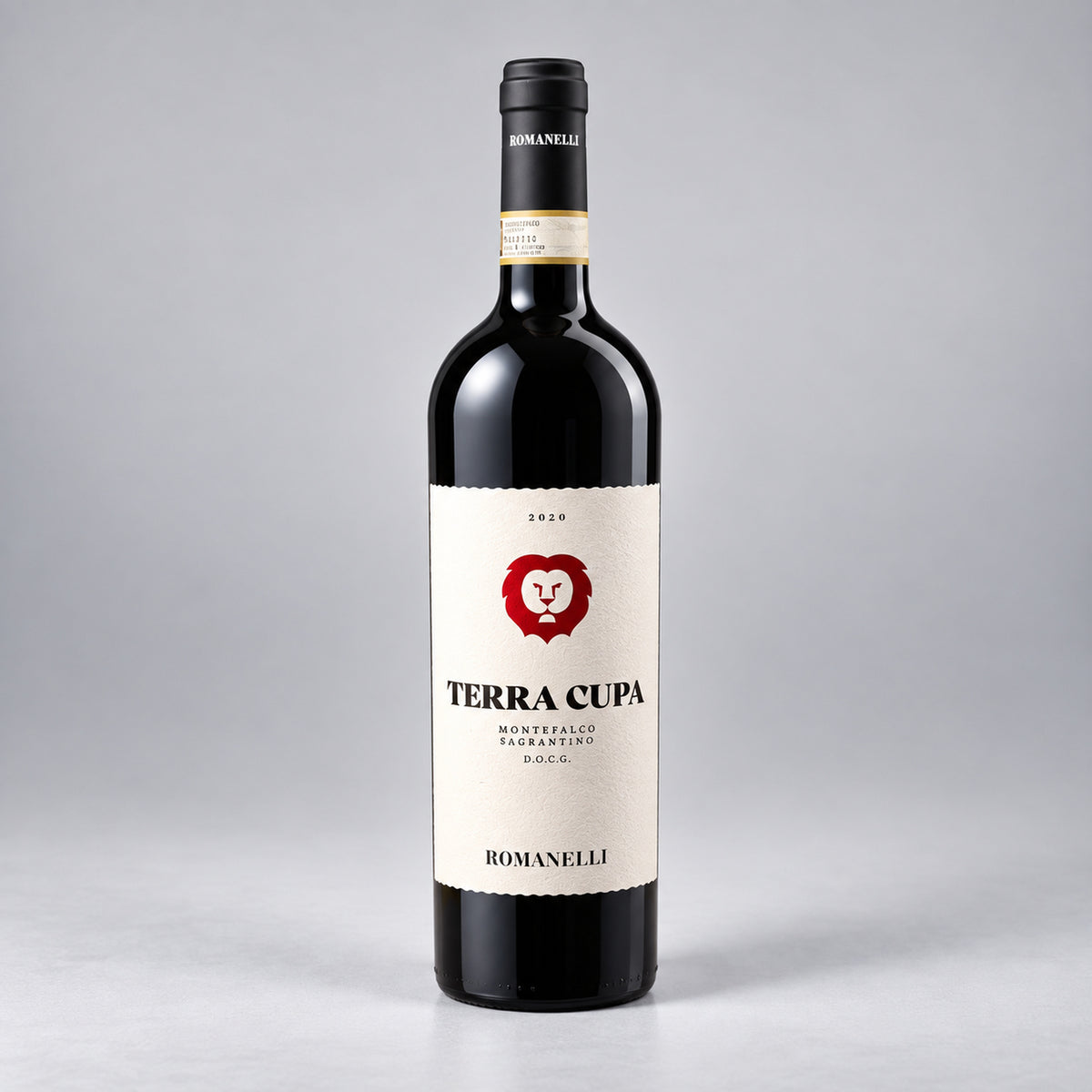 Eine  Flasche Terra Cupa der Marke Romanelli vor einem neutralen grauen Studiohintergrund.
