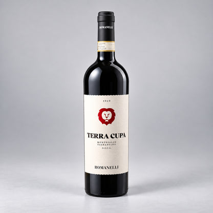Eine  Flasche Terra Cupa der Marke Romanelli vor einem neutralen grauen Studiohintergrund.
