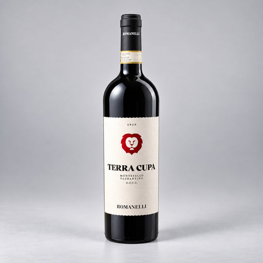 Eine  Flasche Terra Cupa der Marke Romanelli vor einem neutralen grauen Studiohintergrund.
