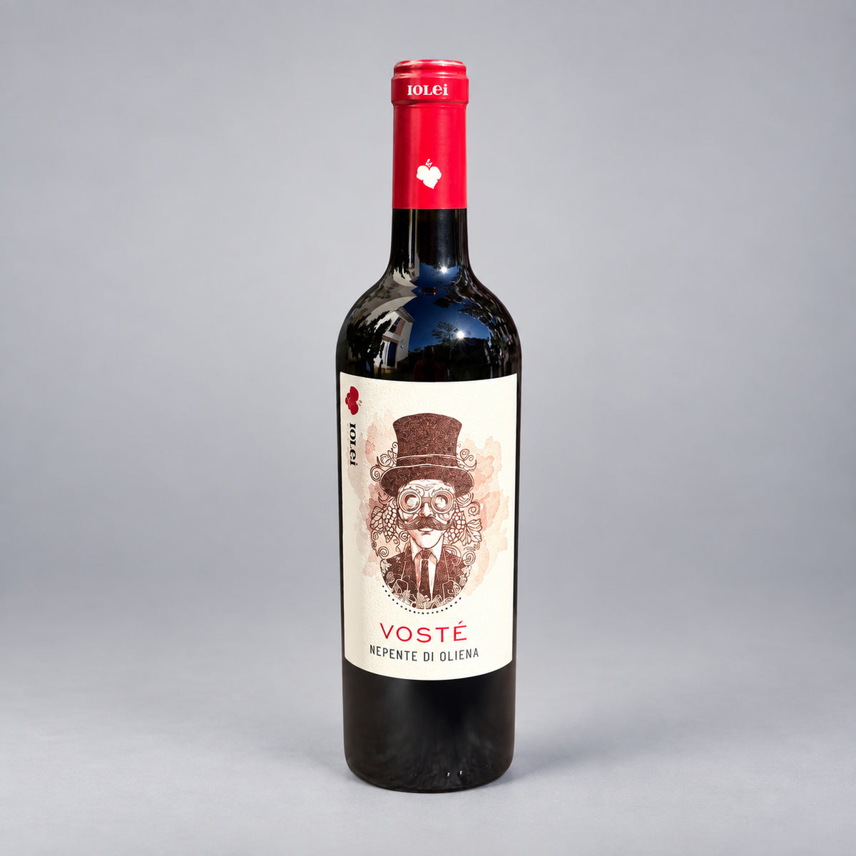Eine  Flasche Voste der Marke Iolei vor einem neutralen grauen Studiohintergrund.

