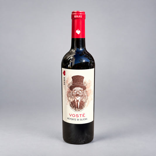 Eine  Flasche Voste der Marke Iolei vor einem neutralen grauen Studiohintergrund.

