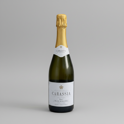Eine  Flasche Carassia Blanc de Blancs der Marke Carastelec vor einem neutralen grauen Studiohintergrund.
