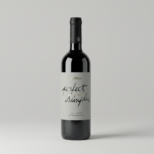 Eine  Flasche Perfect Simplu der Marke Catleya vor einem neutralen grauen Studiohintergrund.
