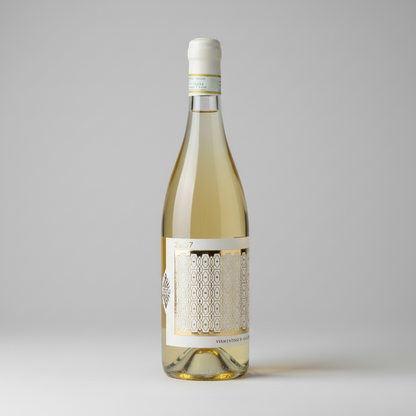 Eine  Flasche Vermentino 26.57 der Marke Cantina Canu vor einem neutralen grauen Studiohintergrund.
