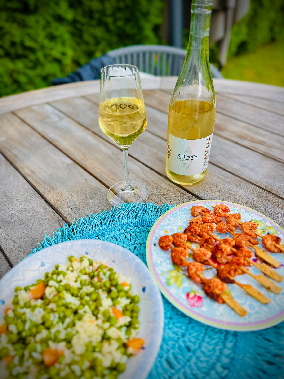 Eine Flasche Deispanta Vermentino mit Garnelen und fregola