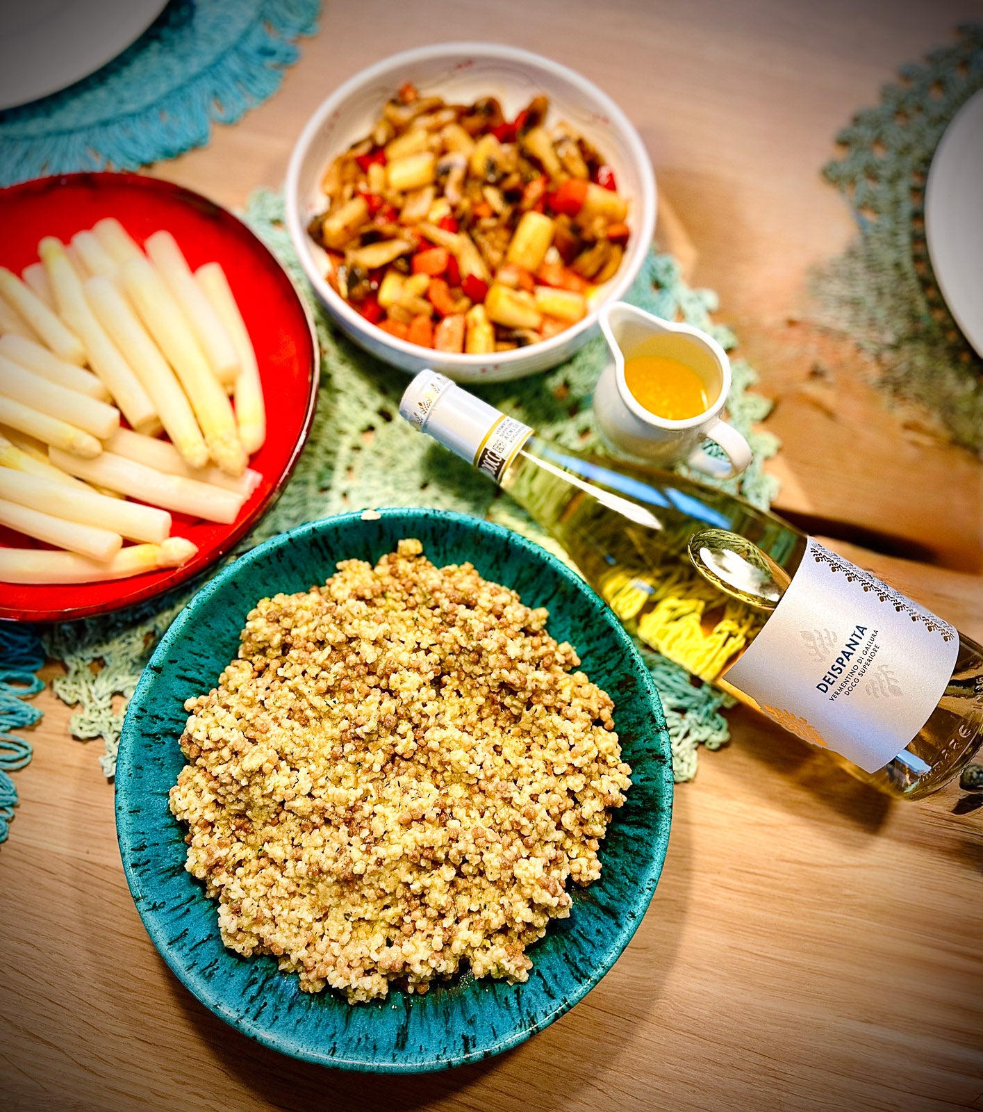 Eine Flasche Deispanta Vermentino mit Fregola Sarda und Spargel