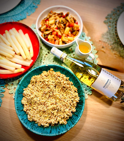 Eine Flasche Deispanta Vermentino mit Fregola Sarda und Spargel