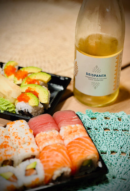 Sushi und eine Flasche Deispanta Vermentino aus Sardinien