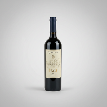Eine Flasche Wein Reale der Marke Squarcialup vor einem neutralen grauen Studiohintergrund.
