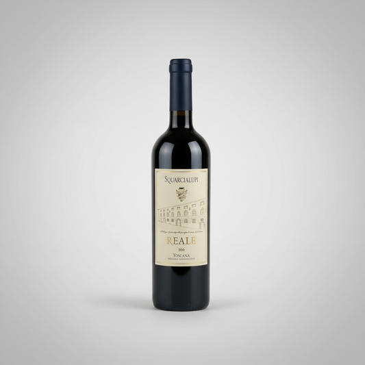 Eine Flasche Wein Reale der Marke Squarcialup vor einem neutralen grauen Studiohintergrund.
