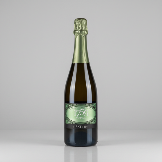 Eine  Flasche 1759 Schaumwein der Marke Pastini vor einem neutralen grauen Studiohintergrund.
