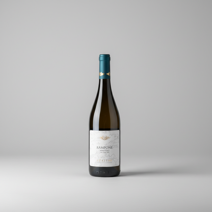 Eine  Flasche Minutolo der Marke Pastini vor einem neutralen grauen Studiohintergrund.
