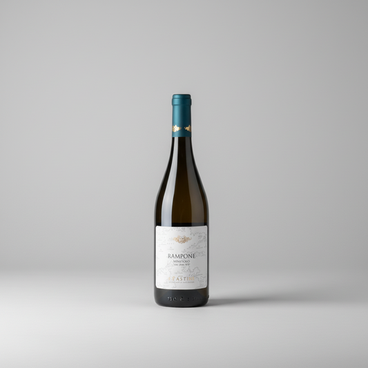 Eine  Flasche Minutolo der Marke Pastini vor einem neutralen grauen Studiohintergrund.
