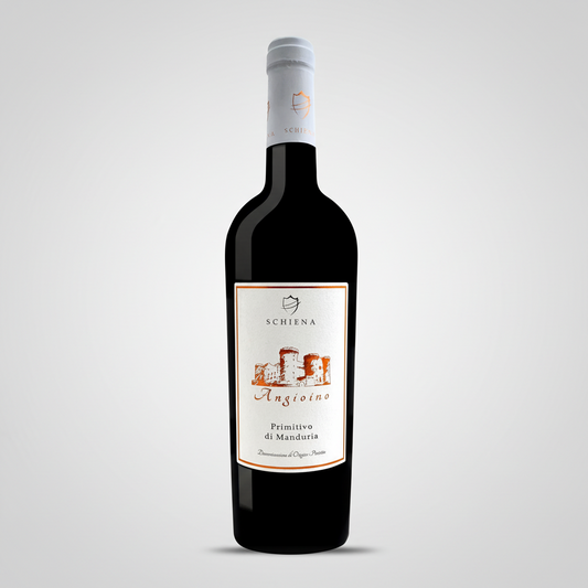 Eine  Flasche Primitivo Angioino der Marke Schiena vor einem neutralen grauen Studiohintergrund.
