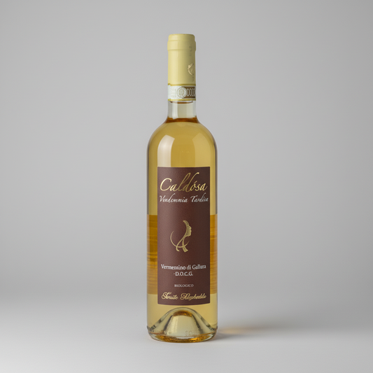 Eine  Flasche Caldosa Vendemmia Tardiva der Marke Tenute Filigheddu vor einem neutralen grauen Studiohintergrund.
