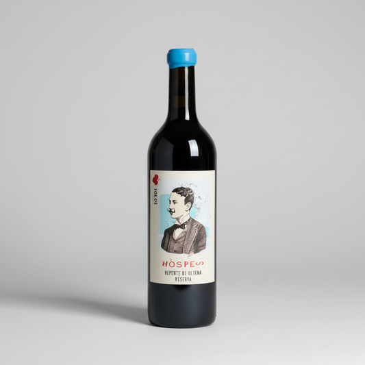 Eine  Flasche Hospes der Marke Iolei vor einem neutralen grauen Studiohintergrund.
