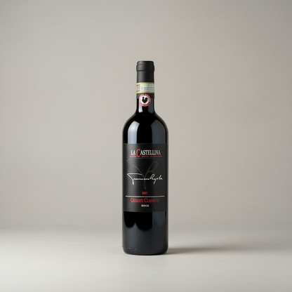 Eine  Flasche Tommaso Bojola der Marke La Castellina vor einem neutralen grauen Studiohintergrund.
