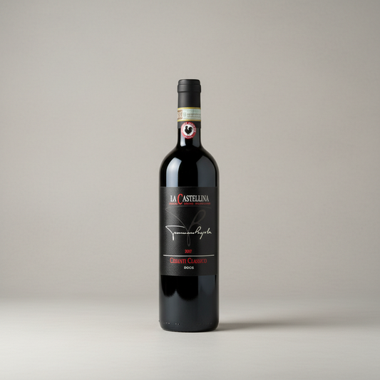 Eine  Flasche Tommaso Bojola der Marke La Castellina vor einem neutralen grauen Studiohintergrund.
