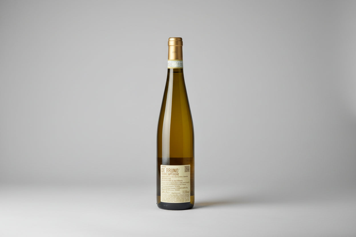 The backside of a bottle of white wine Soave Monte San Piero from Sandro De Bruno 